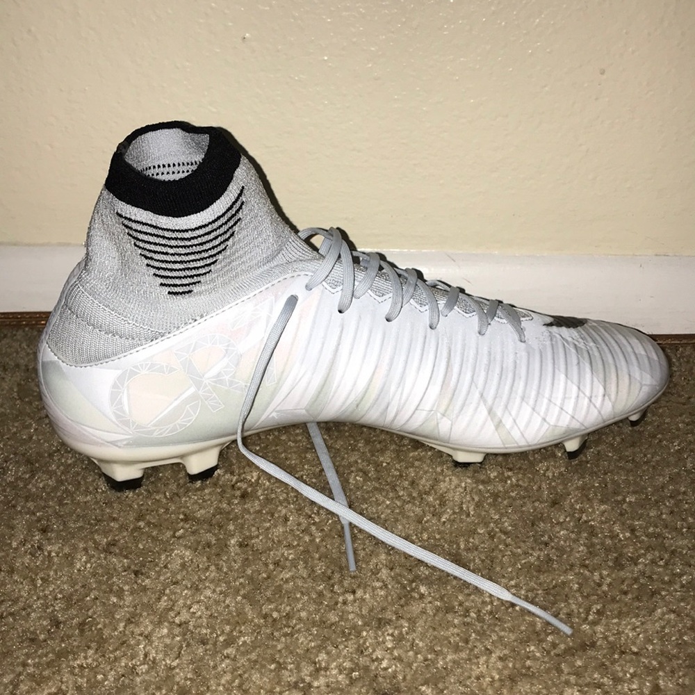 BRAND NEW Nike Mercurial Veloce soccer shoes